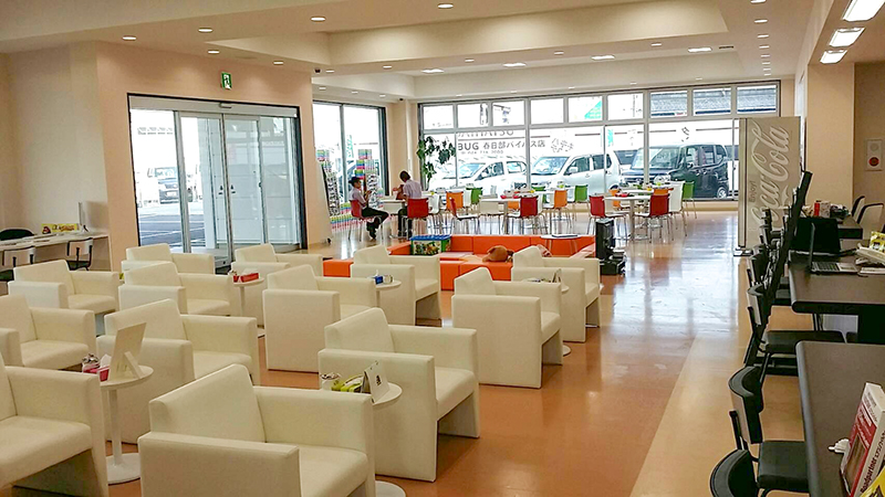 店舗奥から撮影した店舗内待合室