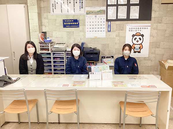 店舗内受付と受付スタッフ