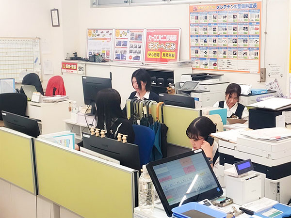 フロントスタッフのデスク作業中の風景