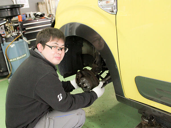 整備スタッフによる足回りの整備風景