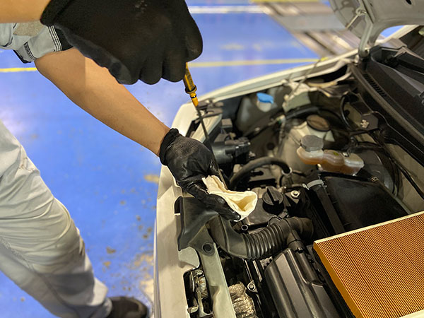 整備スタッフによるエンジンルームの整備風景