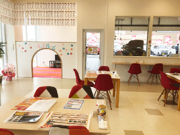 店舗内カウンターとキッズスペース