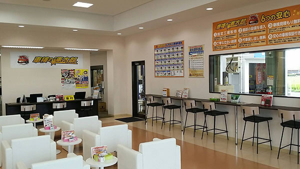 入口側から撮影した店舗内待合室