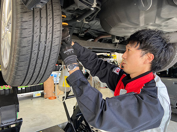 整備スタッフによる足回りの整備風景