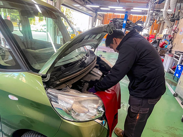 整備スタッフによるエンジンルームの整備風景