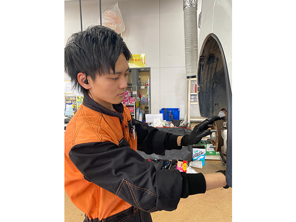 整備スタッフによる足回りの整備風景