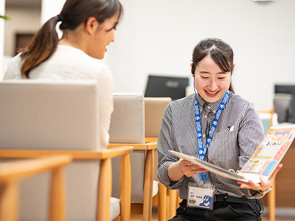 受付で接客している風景