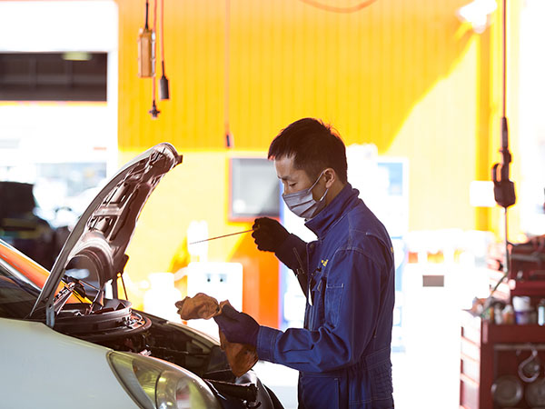 整備スタッフによるエンジンルームの整備風景